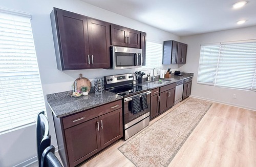 Grand Rapids House | Central Luxe 5BR/4 Ensuite BA: 2 Miles from Downtown, Grill & Outdoor Seating