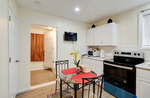 CUF Apartment | Centrally Located Apt Near Uc, Hospital And Zoo! 1 Bedroom Apts by Redawning