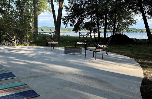 Beulah House | Centrally located on the lake to so many adventures. Boats and pets welcome!