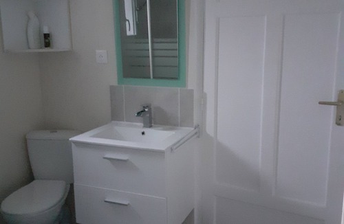 Cholet Bed & Breakfast | Chambre Chez L'habitant . Jardin Terrasse spa Extérieur en été , Coin Billard
