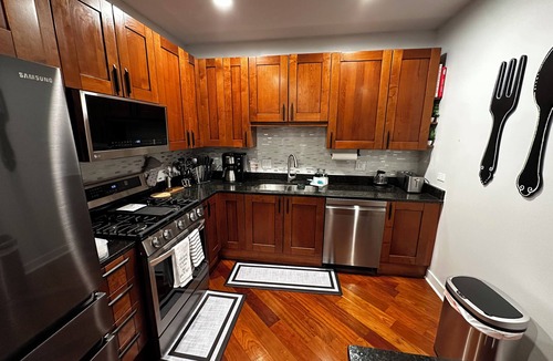 River West Condo | Charming 2 bed 2 bath condo in enchanting Chicago with AC and washer and dryer