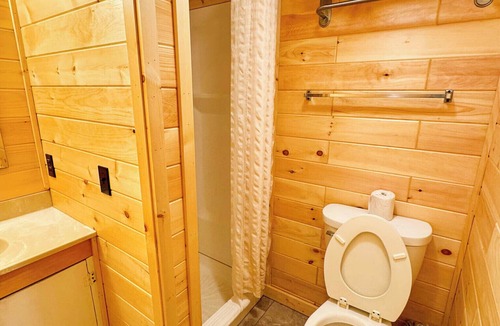 Mackinaw City Cottage | Charming 2-bedroom pet friendly cottage, right by ferry in Mackinaw City.