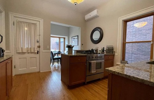 Sheffield and DePaul House | Charming 2 Bedroom Flat, in heart of Lincoln Park