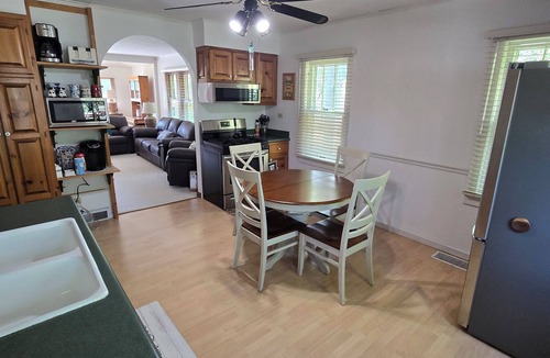 Zenda House | Charming 2-bedroom cottage minutes away from Linn Pier on Lake Geneva