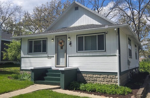 Zenda House | Charming 2-bedroom cottage minutes away from Linn Pier on Lake Geneva