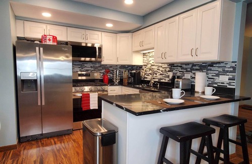 Palos Hills Apartment | Charming 2-Bedroom Apt. King Bed, Desk, Fast WiFi, A/C, Near Hospitals