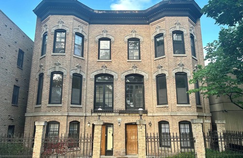 Mid-North District Apartment | Charming 2 BR apartment near Lincoln Park zoo in historic building