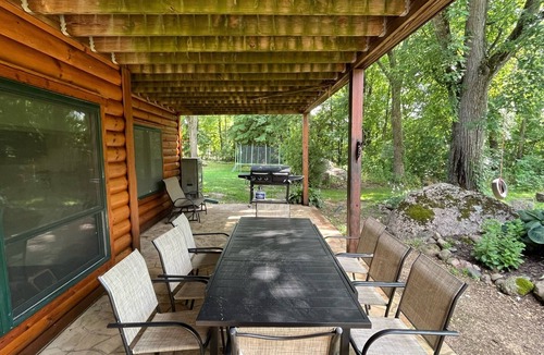 Ogdensburg Cabin | Charming 3,800 sq feet log house in Waupaca County.
