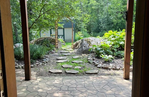 Ogdensburg Cabin | Charming 3,800 sq feet log house in Waupaca County.