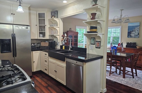 Lakeside Cottage | Charming 3-bedroom cottage in pleasant Norton Shores with WiFi, AC