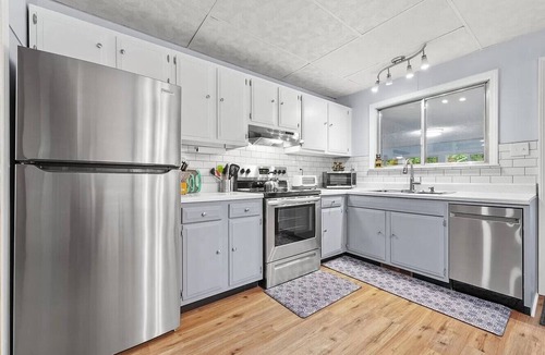 Higgins Lake House | Charming 3-bedroom house with AC, WiFi, 🏓Ping-Pong, Foosball,🔥Firepit,🍔 Grill