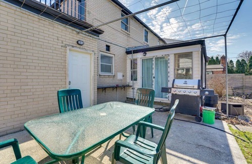 Drayton Plains House | Charming 3-bedroom house with AC and WiFi in Royal Oak