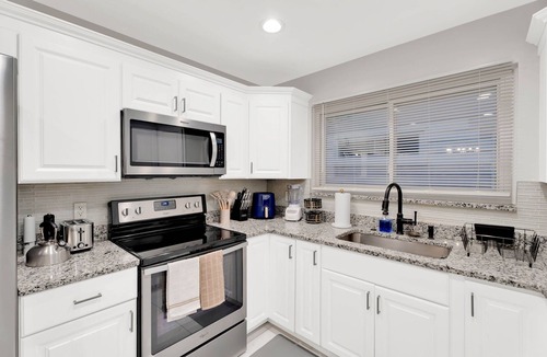 Auburn Hills House | Charming 3-bedroom house with WiFi, AC in enchanting Auburn Hills