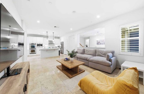 Woodbury House | Charming 3B3.5B｜Garage｜Spacious Yard｜Flex-Lease｜Fully Furnished #42600