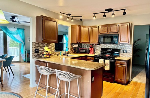 Westland House | Charming 3BR house, Spacious Great Room with Fireplace, Jetted Bathtub to relax
