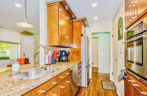 Elmhurst House | Charming 3BR Ranch in Elmhurst | Mid-Term Ready