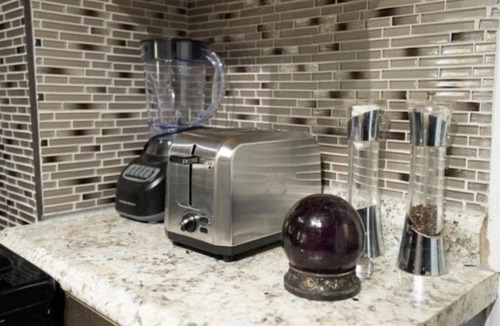 Chicago Ridge House | Charming 4-Bedroom Home Backyard 8 gusts with AC and WiFi in Chicago Ridge