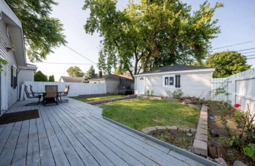 Chicago Ridge House | Charming 4-Bedroom Home Backyard 8 gusts with AC and WiFi in Chicago Ridge
