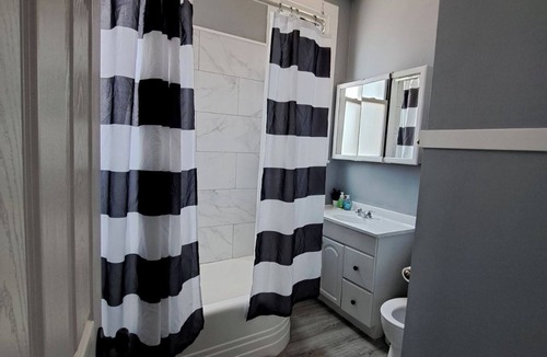 West Lakeview Apartment | Charming 4-bedroom apartment in delightful Chicago with central heat/AC, WiFi.
