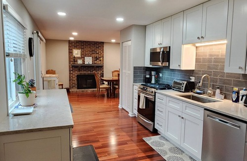 Woodridge House | Charming 4-bedroom house near expressways and trains