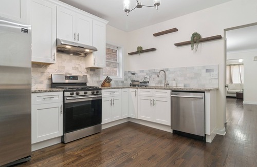 Norwood Park East House | Charming 5-bedroom Jefferson Park Bungalow near O’Hare