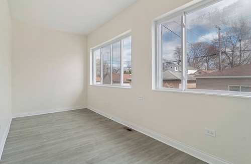 Norwood Park East House | Charming 5-bedroom Jefferson Park Bungalow near O’Hare