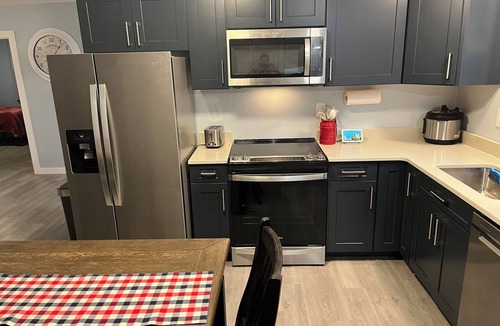 Fulda House | Charming and private 3-bedroom farmhouse in lovely Evanston with WiFi, AC.