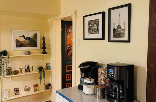 Near Eastside Cottage | Charming Art Studio Casita I Sleeps 5 I Minutes from Downtown I Free Parking