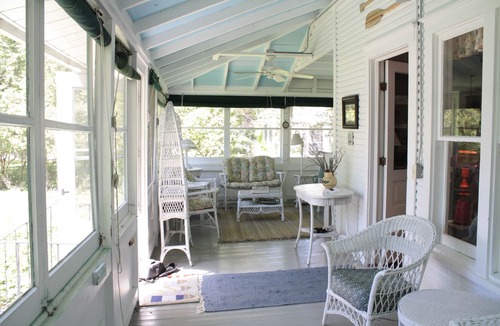 Douglas Cottage | Charming Cottage on Lakeshore Drive