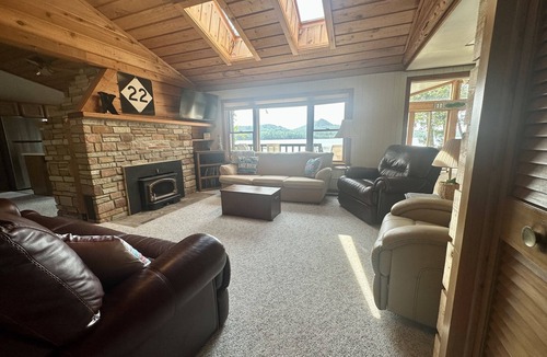 Cedar Cottage | Charming Cottage on North Shore of Little Traverse Lake-LeelanauCounty