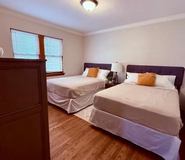 Berwyn Apartment | Charming Cozy 2 br 1 ba apt near Oak Park fast wifi near transportation