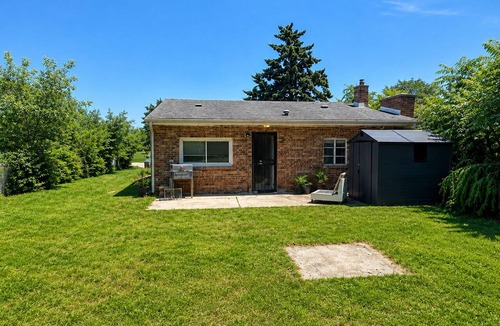 Harvey House | Charming Farmhouse Fully Furnished Near Chicago and Metra