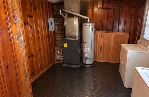 Harvey House | Charming Farmhouse Fully Furnished Near Chicago and Metra