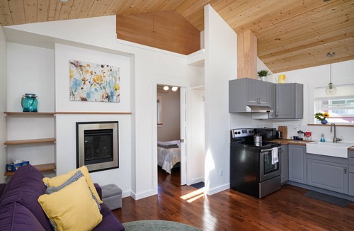 Alberta Arts District House | Charming Fireplace! Walk to Alberta Arts SilverStar cottage in NE Portland.
