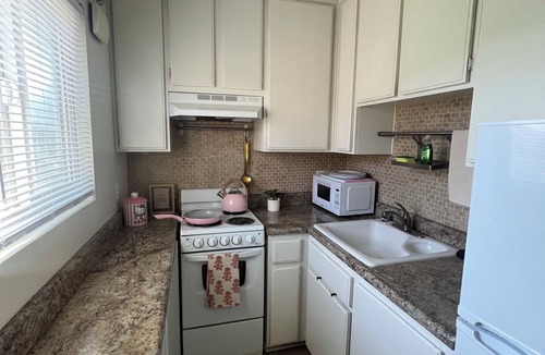 Ontario Apartment | Charming full studio in Ontario with AC