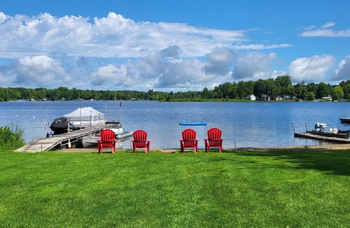 Hastings Cottage | Charming Lake Front Cottage
