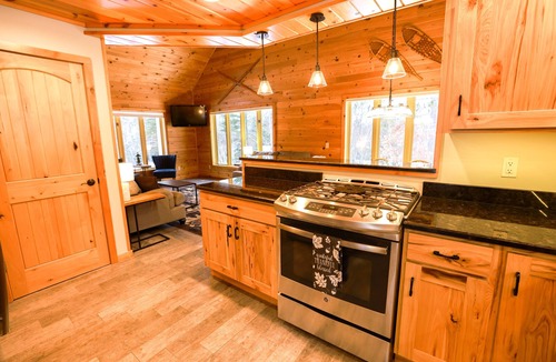 Rapid River Cabin | Charming lodge with 3 bedrooms, 2 bathrooms and amenities