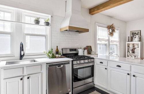 Northshore Triangle House | Charming! Remodeled 4-bedrm, 3 bath, less than 1 mile to Notre Dame. Super Clean