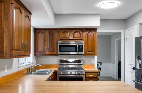 Granger House | Charming Tudor Near Notre Dame - Granger Retreat