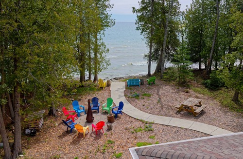 Sturgeon Bay Cottage | Cheerful Accessible Cottage on Lake Michigan in Door County