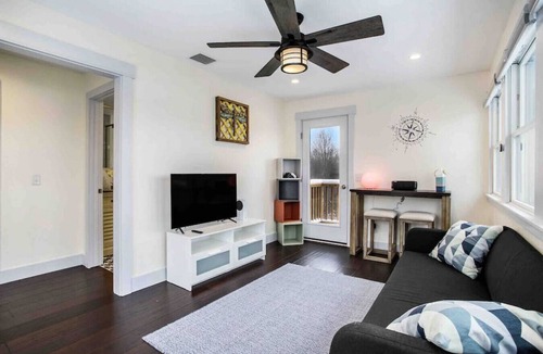 Sister Lakes Cottage | Cheerful Sister Lakes 4 BDR Lake Hse w/Hot tub.
