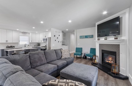 Williams Bay House | Cherry St Retreat, Walk to Geneva Lake, Sleeps 14!