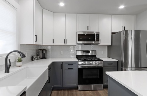 Williams Bay House | Cherry St Retreat, Walk to Geneva Lake, Sleeps 14!