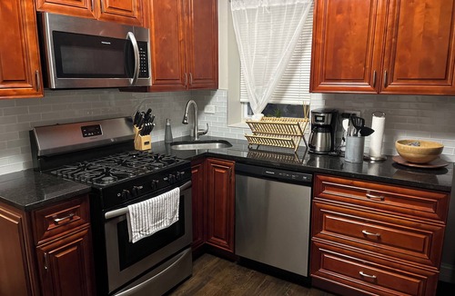 Woodlawn Apartment | Chic 2-bedroom apartment in historic Chicago neighborhood with theater, Wifi