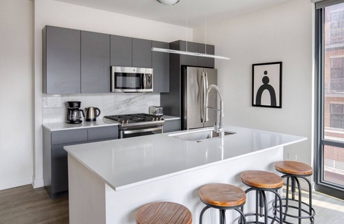 River West Apartment | Chic River West 2BR w/ Gym, Grills & Rooftop, nr I-90, by Blueground