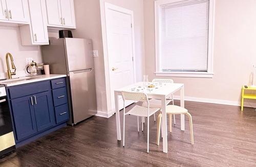 Rogers Park Apartment | Chic studio in Loyola University with WiFi, fitness room, steps from the lake
