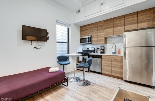 River West Hotel | Chicago Second Floor Studio by 747 Lofts