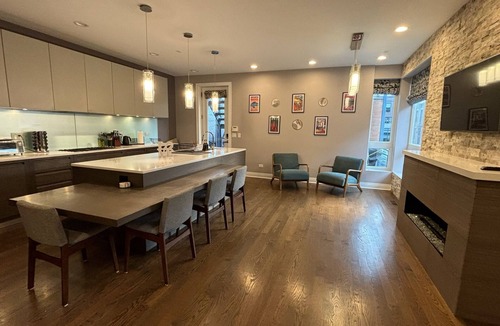 Noble Square Condo | ChiCasa West Town Paradise