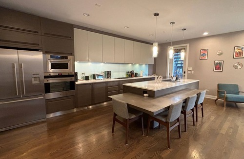 Noble Square Condo | ChiCasa West Town Paradise