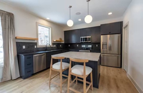 Covington House | Cincinnati City View Retreat + Rooftop Patio + 2-Car Garage - Sleeps 12